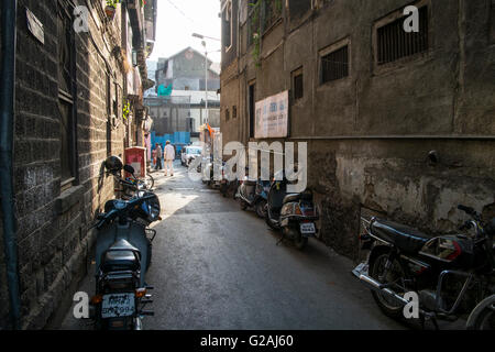 Eine Gasse zwischen zwei Altbauten in alten Pune, Maharashtra Stockfoto