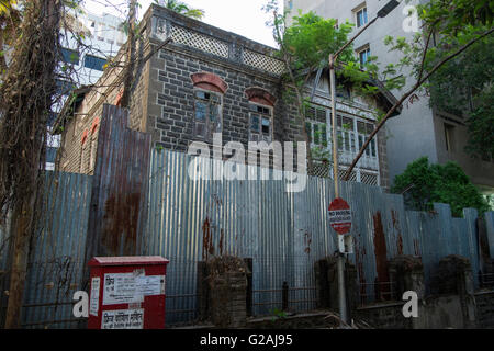 Ein alte historische Gebäude zeichnet sich für den Abriss in Pune, als Immobilien Boom beginnt zu essen, die alten Teile der Stadt. Stockfoto