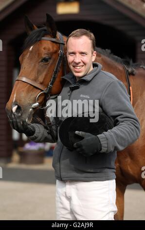 Cabinet Office Minister Matthew Hancock mit Rennpferd Capeleira während einer Trainingseinheit in der British Racing School in Newmarket, für die Newmarket Stadt Platte, die er teilnehmen werden in der Stadt 350. Jahrestag und heben Geld für Hospiz St. Nikolaus feiern. Stockfoto