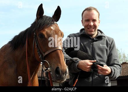 Cabinet Office Minister Matthew Hancock mit Rennpferd Capeleira während einer Trainingseinheit in der British Racing School in Newmarket, für die Newmarket Stadt Platte, die er teilnehmen werden in der Stadt 350. Jahrestag und heben Geld für Hospiz St. Nikolaus feiern. Stockfoto