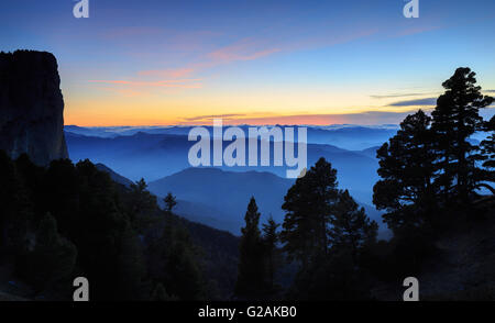 Sonnenuntergang in Französisch Vercors eine klare, Winter Abend. Stockfoto