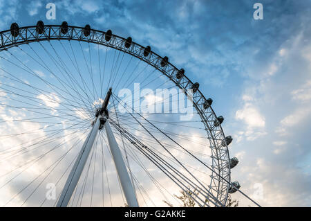 LONDON, UK - 23. August 2015: London Eye niedrigen Winkel anzeigen einen bewölkten Tag bei Sonnenuntergang Stockfoto