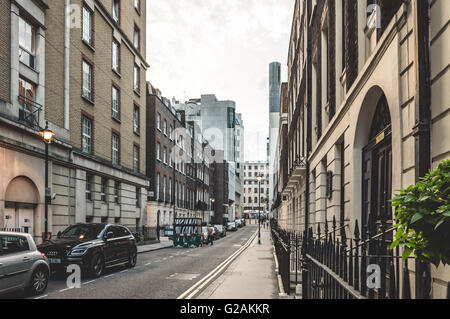 LONDON, UK - 22. August 2015: Blick auf Craven Street in London. Am Abend leer. Stockfoto