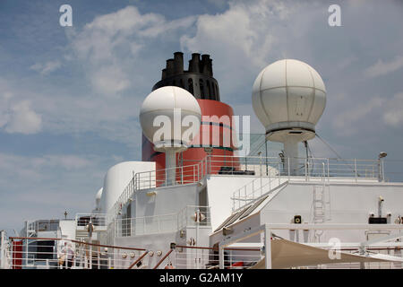 Trichter und Radar an Bord Cunards Queen Elizabeth Kreuzfahrtschiff in Vietnam während seiner Weltreise 2016 Stockfoto