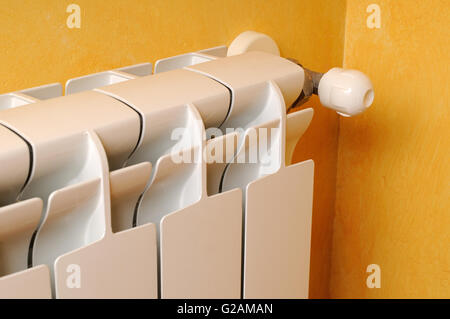 Weißaluminium Heizung Heizkörper Seitenansicht Stockfoto