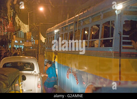 Gefährlich aussteigen von Bus, Kolkata, Westbengalen Stockfoto