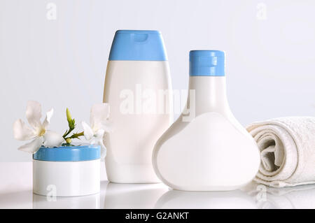 Körper-Pflege und Beauty-Produkte in weißen und blauen Container auf einem weißen Tisch Glas in ein Badezimmer-Vorderansicht. Isoliert. Stockfoto