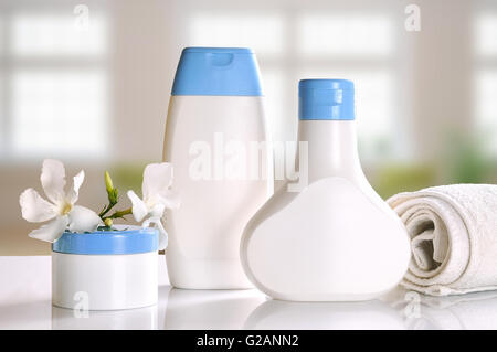 Körper-Pflege und Beauty-Produkte auf einem weißen Tisch Glas in einer Bad-Vorderansicht Stockfoto