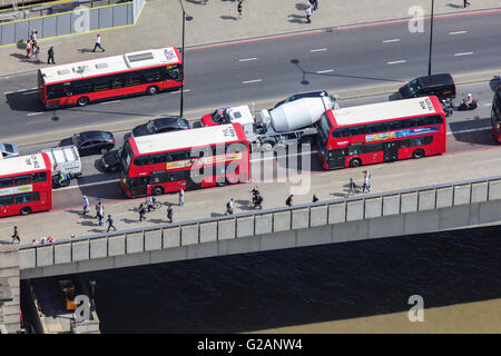 Eine Luftaufnahme des London Red Bus auf London Bridge Stockfoto