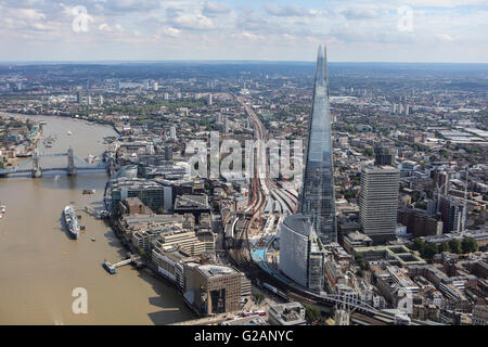 Eine Luftaufnahme des Gebiets South Bank London zeigt The Shard, Guys Hospital und Tower Bridge Stockfoto