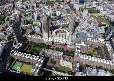 Eine Luftaufnahme des Barbican Estate, eine Wohnanlage in der City of London und ein Paradebeispiel des Brutalismus Designs Stockfoto