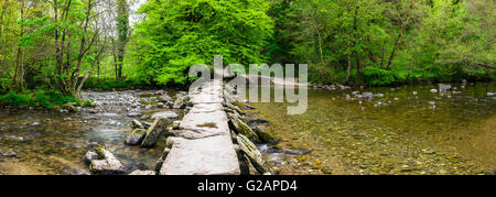 Tarr Steps Klöppel Brücke über den Fluss Barle im Exmoor National Park, Somerset, England. Stockfoto