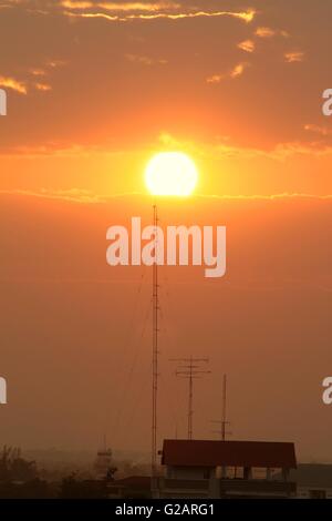 Fernmeldeturm im goldenen Sonnenuntergang Hintergrund Stockfoto