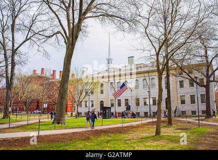 Cambridge, USA - 29. April 2015: University Hall und John Harvard Denkmal auf dem Campus der Harvard University, Massachusetts Stockfoto