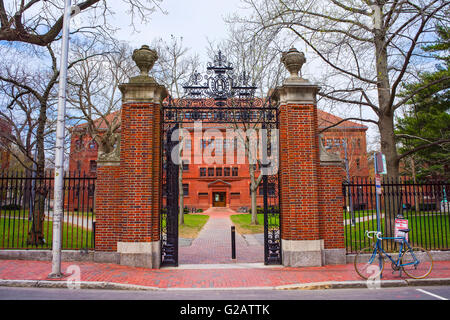 Eingangstor und Ostfassade Sever Halle am Harvard Yard in Harvard University in Cambridge, Massachusetts, MA, USA. Stockfoto