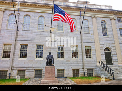 University Hall und John Harvard Statue auf dem Campus der Harvard University in Cambridge, Massachusetts, MA, USA. Stockfoto