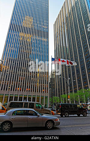 New York, USA - 6. Mai 2015: Streetview auf der Avenue of the Americas und Exxon Building und Time-Life-Gebäude. Midtown Manhattan, New York, USA Stockfoto