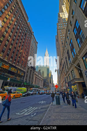 New York, USA - 26. April 2015: East 42nd Street und Madison Avenue und einen Blick auf Chrysler Building. In Midtown Manhattan, New York Stockfoto