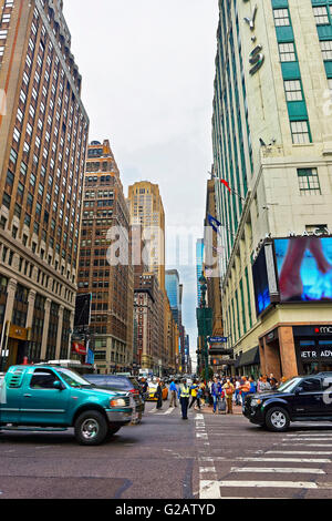 New York, USA - 6. Mai 2015: Schnittpunkt der West 34th Street und 7th Avenue oder Fashion Avenue und Verkehrspolizist Stockfoto