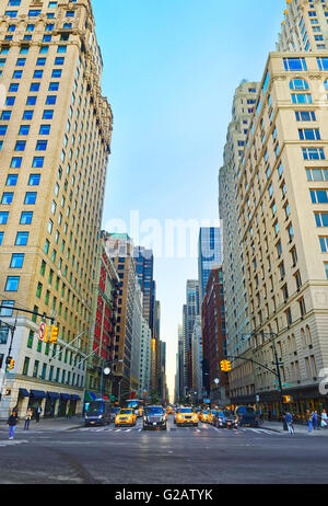 New York, USA - 6. Mai 2015: Kreuzung am 6th Avenue in Midtown Manhattan, New York, USA. Straße zum Central Park South. Stockfoto