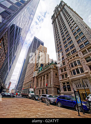 New York, USA - 24. April 2015: Liberty Street in Lower Manhattan, New York, USA. Touristen auf der Straße Stockfoto