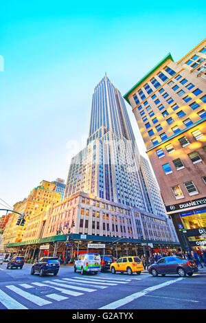 New York, USA - 24. April 2015: 5th Avenue mit Blick auf Empire State building in Manhattan. Touristen auf der Straße Stockfoto