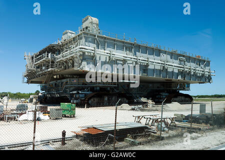 Ein NASA-Crawler Transporter, verwendet, um das Space Shuttle von der Fahrzeugmontage zur Startrampe 39 b Gebäude zu transportieren. Stockfoto