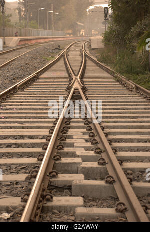 High-Speed-Crossover-Bahn verfolgt, Indian Railways, Kolkata, Westbengalen, Indien Stockfoto