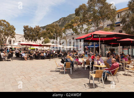 Leute sitzen in Cafés an einem sonnigen Tag im Frühling, Kasematten Square, Gibraltar Europa Stockfoto