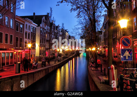 Nacht Schuss von Oudezijds Achterburgwal im Rotlicht Viertel von Amsterdam, Niederlande, Europa. Stockfoto