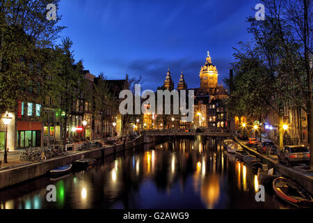 Nacht Schuss der Basilika von St. Nikolaus in Amsterdam, Niederlande, Europa. Stockfoto