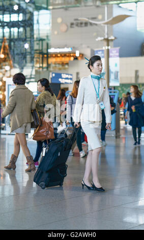 Incheon, Südkorea - 15. Februar 2016: Asiatische koreanischen weiblich air Flug Stewardess im internationalen Flughafen Incheon. Stockfoto