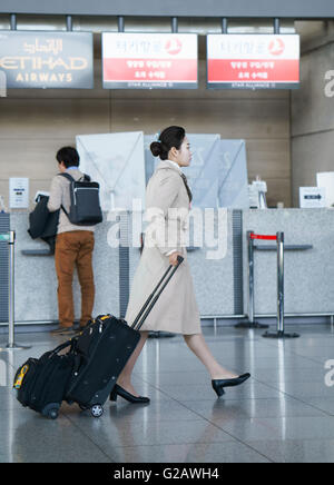 Incheon, Südkorea - 15. Februar 2016: Asiatische koreanische Frau Luft Flugbegleiterin auf dem internationalen Flughafen Incheon. Stockfoto