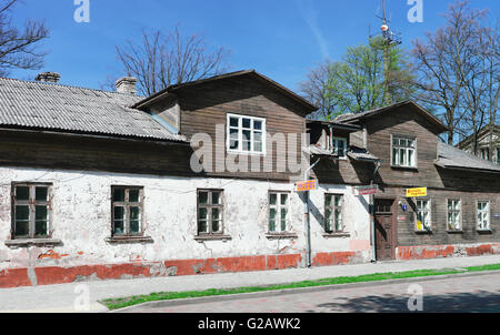 Ventspils, Lettland - 8. Mai 2016: Altes Holzhaus in Ventspils. Es ist eine Stadt in der Region von Courland Lettlands. Stockfoto