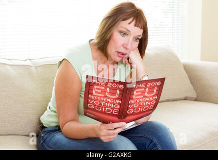 Frau, die Entscheidung über das EU-referendum Stockfoto