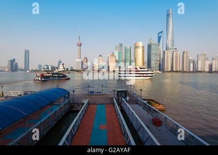 Shanghai, China - Oct 11,2015: Kreuzfahrt Schiffe auf den Huangpu-Fluss und die Skyline des Geschäftsviertels Pudong in Shanghai, Chi Stockfoto