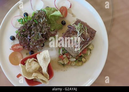 gegrillten Stör Fisch Steak mit Cornflakes und Gemüse Stockfoto