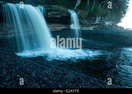 Neue Sandcut Strand Wasserfall closeup Stockfoto