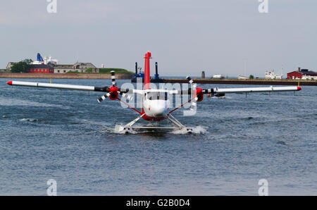 Eine de Havilland Twin Otter Wasserflugzeug landet von Aarhus und Segel zum Steg im Hafen von Kopenhagen, siehe Beschreibung. Stockfoto