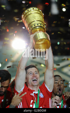 Deutsch-Cup-Finale, feiert Robert Lewandowski vom Sieger FC Bayern München mit dem Cup. Stockfoto