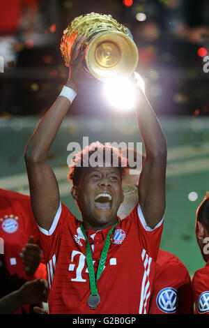 Deutsch-Cup-Finale, feiert David Alaba vom Sieger FC Bayern München mit dem Cup. Stockfoto