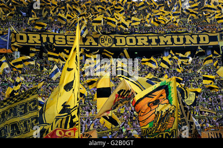 Deutsch-Cup-Finale im Olympiastadion Berlin, FC Bayern München Vs Borussia Dortmund: Fans von Dortmund. Stockfoto