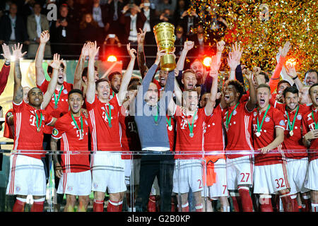 Deutsch-Cup-Finale, spanische Trainer Josep Pep Guardiola vom Sieger FC Bayern München und sein Team feiern mit dem Cup. Stockfoto