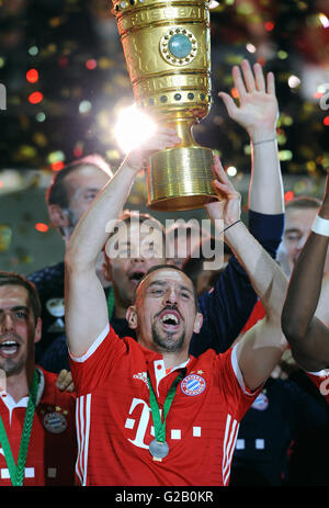 Deutsch-Cup-Finale, Franck Ribery Sieger FC Bayern München feiert mit dem Cup. Stockfoto