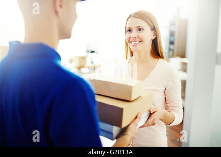 Ein Paket zu liefern Stockfoto