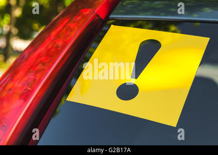 Warnung gelbe Aufkleber mit schwarzen Ausrufezeichen melden über Heckscheibe moderne Autos, Fahranfänger Stockfoto