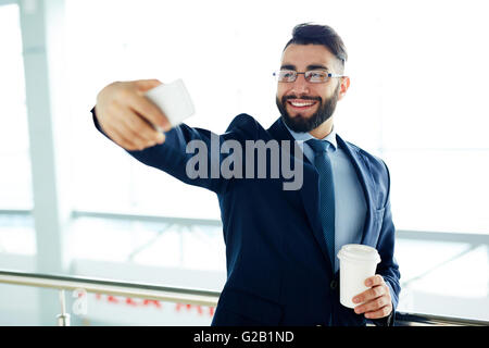 Posotove Unternehmer nehmen Selfie im Büro Stockfoto