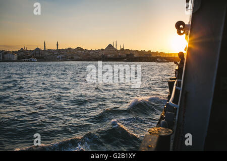 Die Sonne geht über die atemberaubende Skyline von Istanbul. Stockfoto