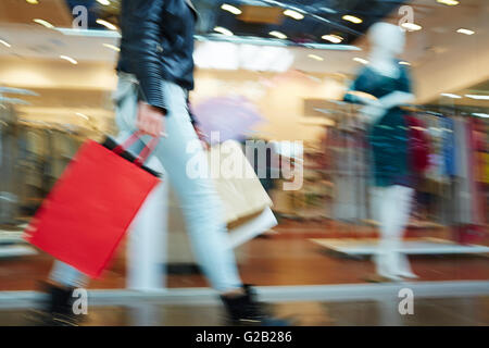 Verschwommenes Bild der Frau in der Shopping mall Stockfoto