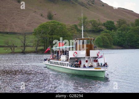 Ullswater (im Lake District), Cumbria, England. Der alte 19c Passagierdampfer Raven Ankunft am Howtown Stockfoto